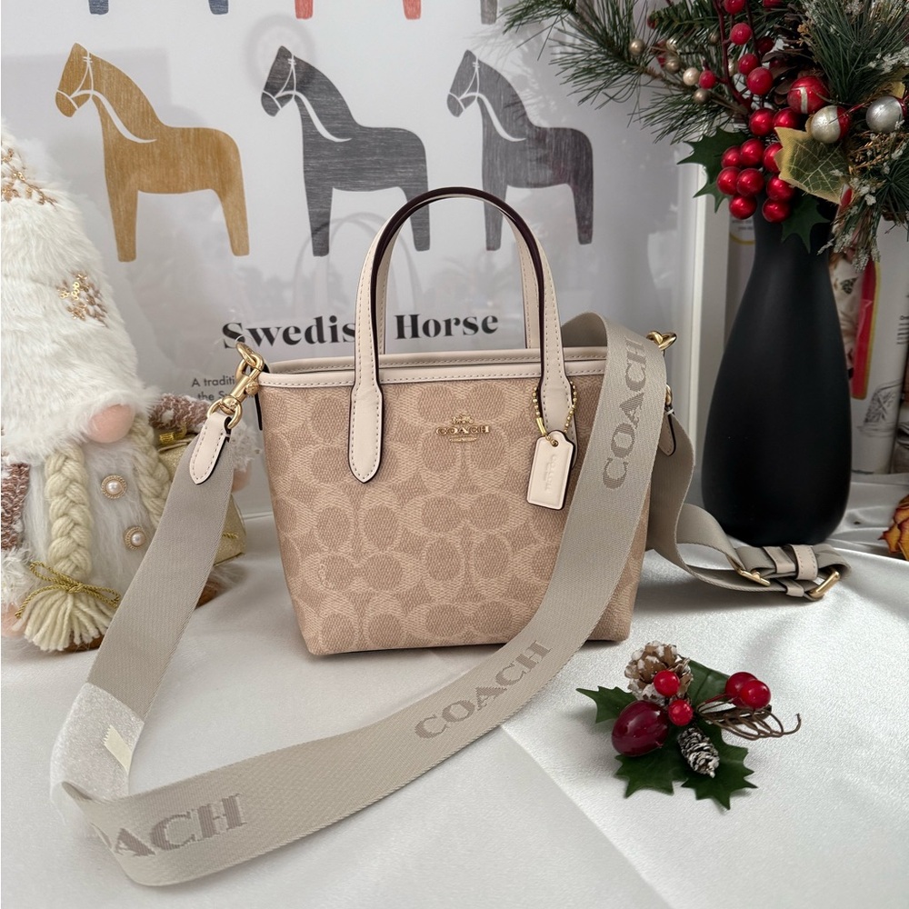 COACH City Mini Tote Bag In Signature Canvas（COACH CW032）